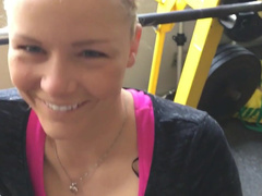 Blonde Ficke im Fitnessstudio durch gebumst