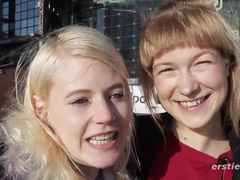 Zwei junge Deutsche Lesben besorgen es sich während der Zug fahrt