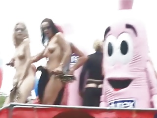 deutsche weiber nackt an der loveparade in berlin