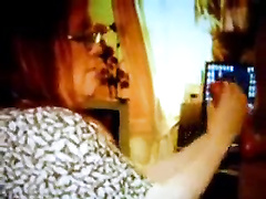 Granny wichst Schwanz vor der Webcam