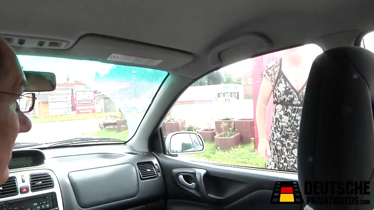 Deutsche Hausfrau nach Auto Stop gefickt