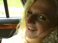 Dummes Blondchen während der Autofahrt gefickt