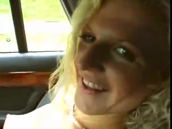 Dummes Blondchen während der Autofahrt gefickt