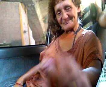 Obdachlose Oma beim Schwanz Blasen im Auto