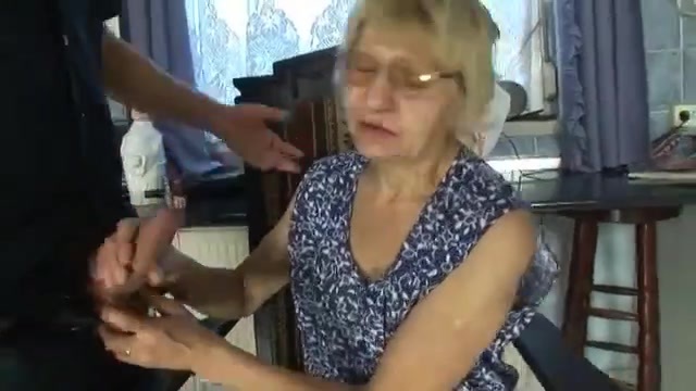 Großmutter fickt immer noch gerne einen jungen Schwanz