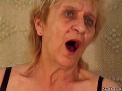 Oma die alte Lotter Hure beim Jung Schwanz ficken
