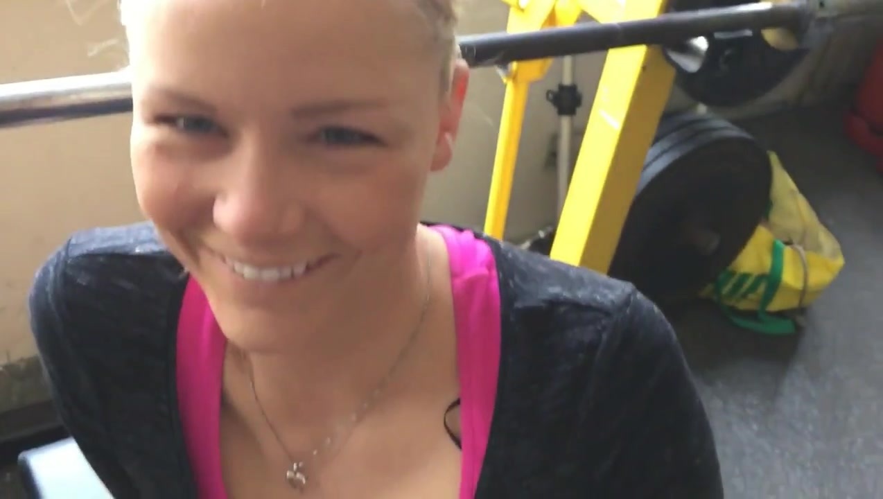 Blonde Ficke im Fitnessstudio durch gebumst