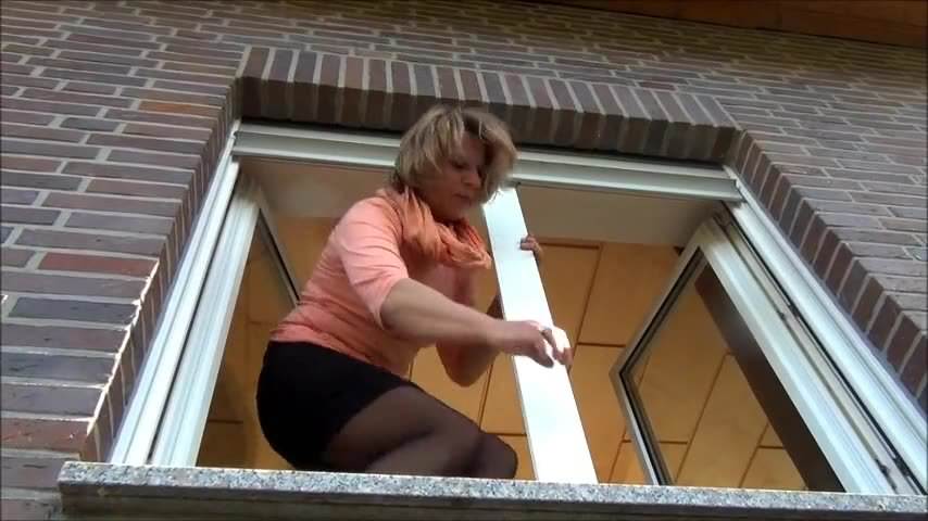 Reife Deutsche Hausfrau pisst aus dem Fenster