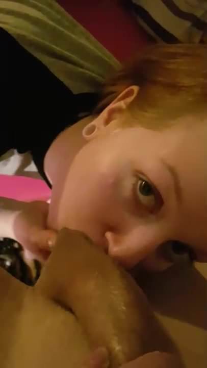 Teenie aus NRW beim Schwanz lutschen