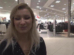 Junge Kurwa gibt spontanten Blowjob in der Umkleide in Berlin