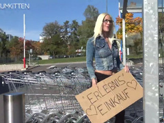 Lara Cumkitten lässt sich hinterm Discounter ficken