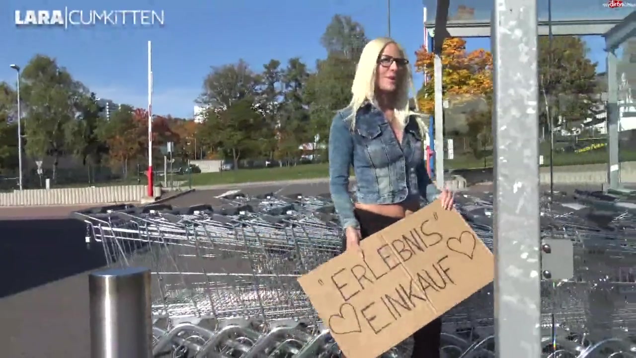 Lara Cumkitten lässt sich hinterm Discounter ficken