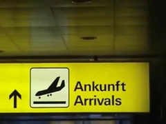 Blonde Stewardess lässt sich am Flughafen in Deutschland auf dem Klo ficken