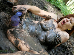 Deutsche Petra wichst im Wald im Schlammloch