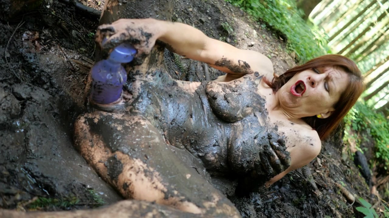 Deutsche Petra wichst im Wald im Schlammloch