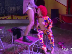 Clown Schlampe wird von Conny Dachs durch gefickt