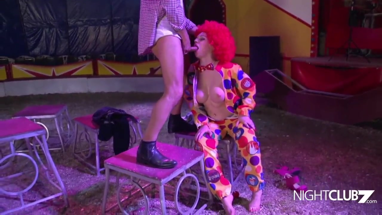 Clown Schlampe wird von Conny Dachs durch gefickt