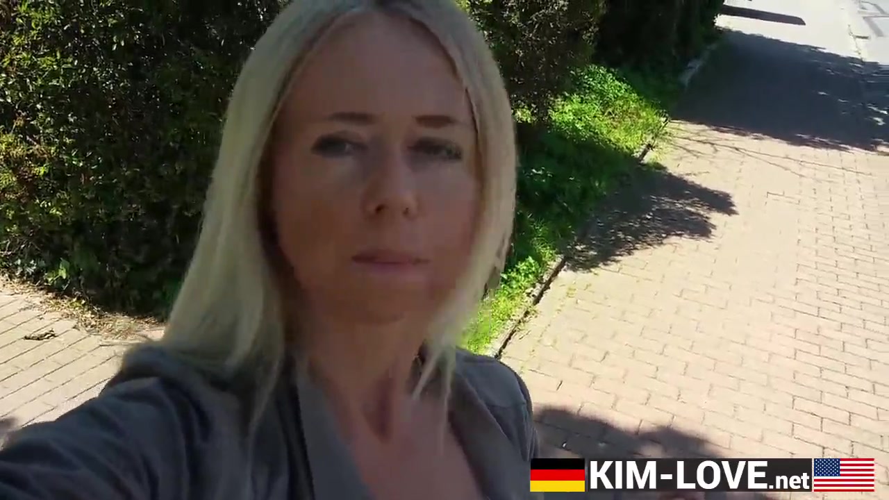 Deutsche Milf Mutter Kim besorgt es sich im Auto