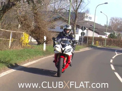 Bikerin fickt mit spontaner Bekanntschaft vom Land