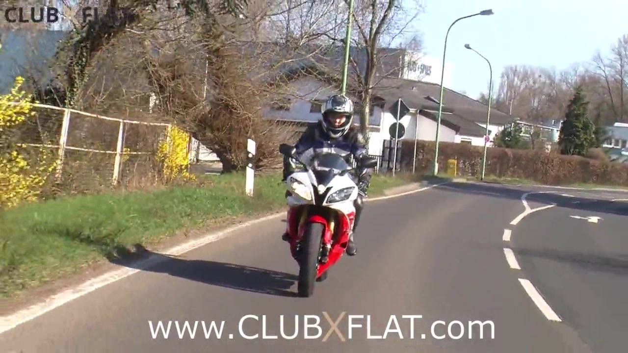 Bikerin fickt mit spontaner Bekanntschaft vom Land