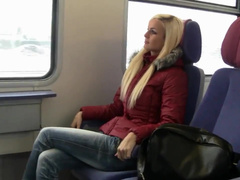 Rallige Blondine mitten im Zug gefickt