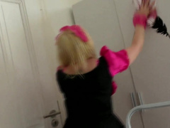 Mollige Luna Love beim Rollenspiel als Putze durch gefickt