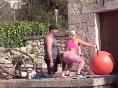 Fitness Girl beim flotten Dreier Outdoor durch gefickt