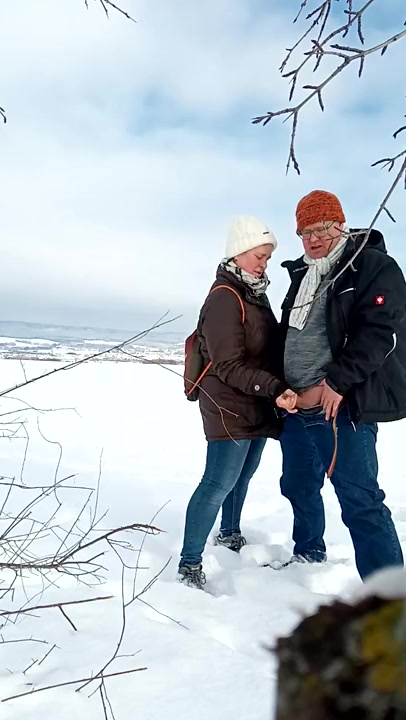 Ossi Paar performt einen Handjob im Schnee