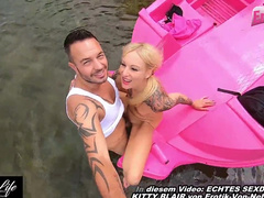 Kitty Blair Outdoor auf pinkem Pedalo gefickt