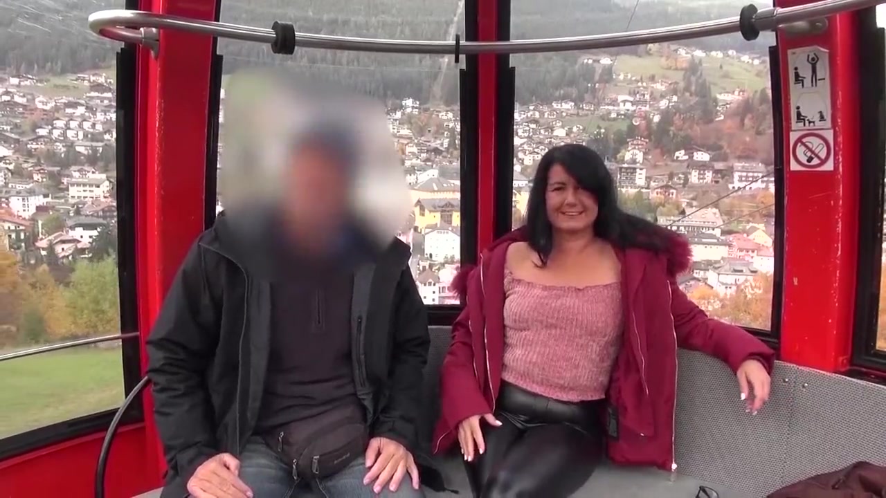 Alexandra Wett lässt sich in Luftseilbahn Gondel Ficken