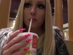 Deutsche Blondine gibt Blowjob im MC Donalds Restaurant