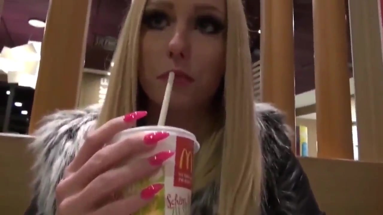 Deutsche Blondine gibt Blowjob im MC Donalds Restaurant