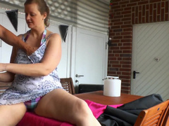Deutsche Hausfrau bumst den Grill Monteur
