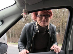 Sylvie aus Nürnberg lässt sich im Auto Ficken