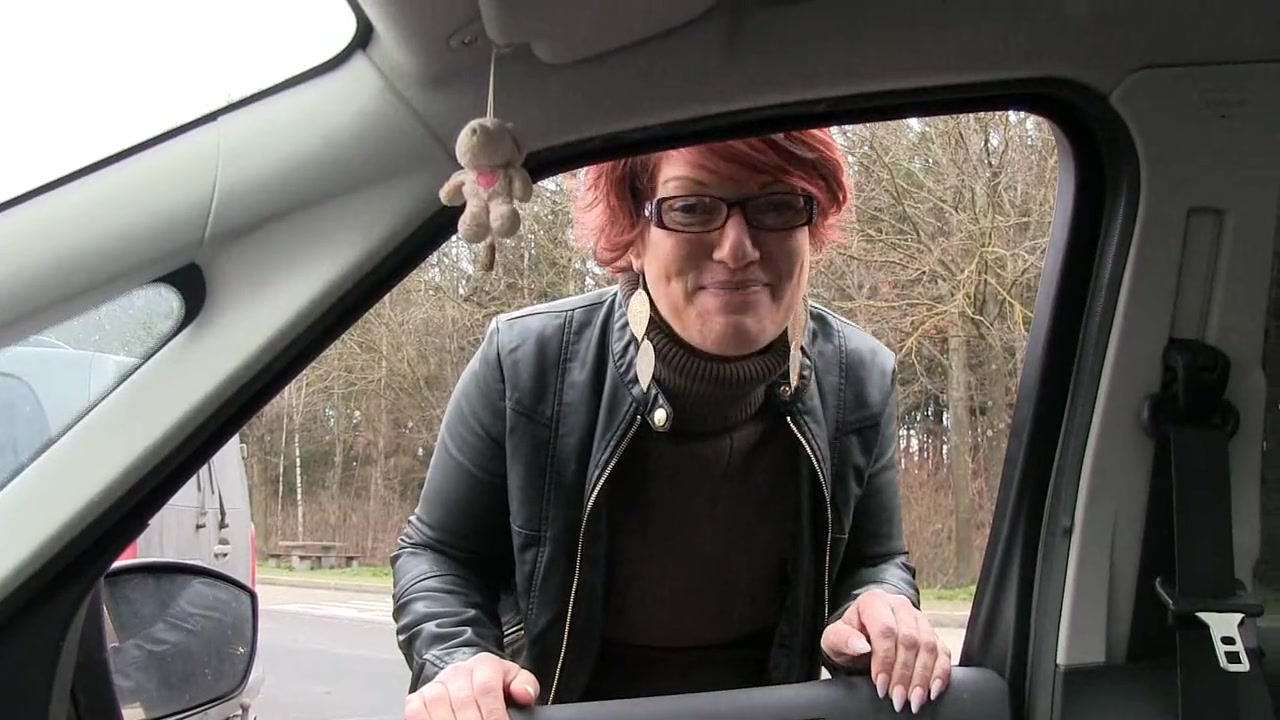 Sylvie aus Nürnberg lässt sich im Auto Ficken