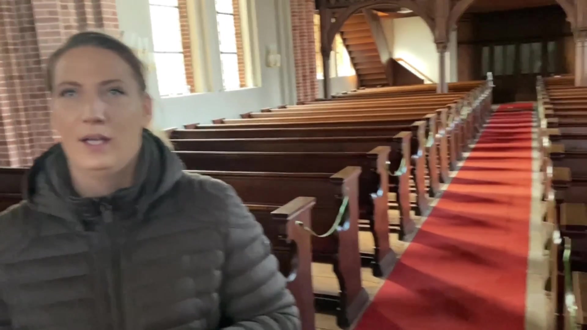 Deutsche Hausfrau hat Sex in der Kirche