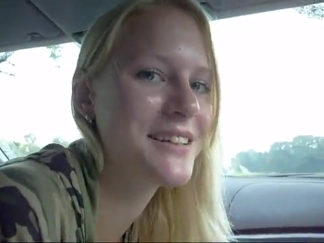 Blondes Amateur Luderchen gibt Blowjob im Auto zum Besten
