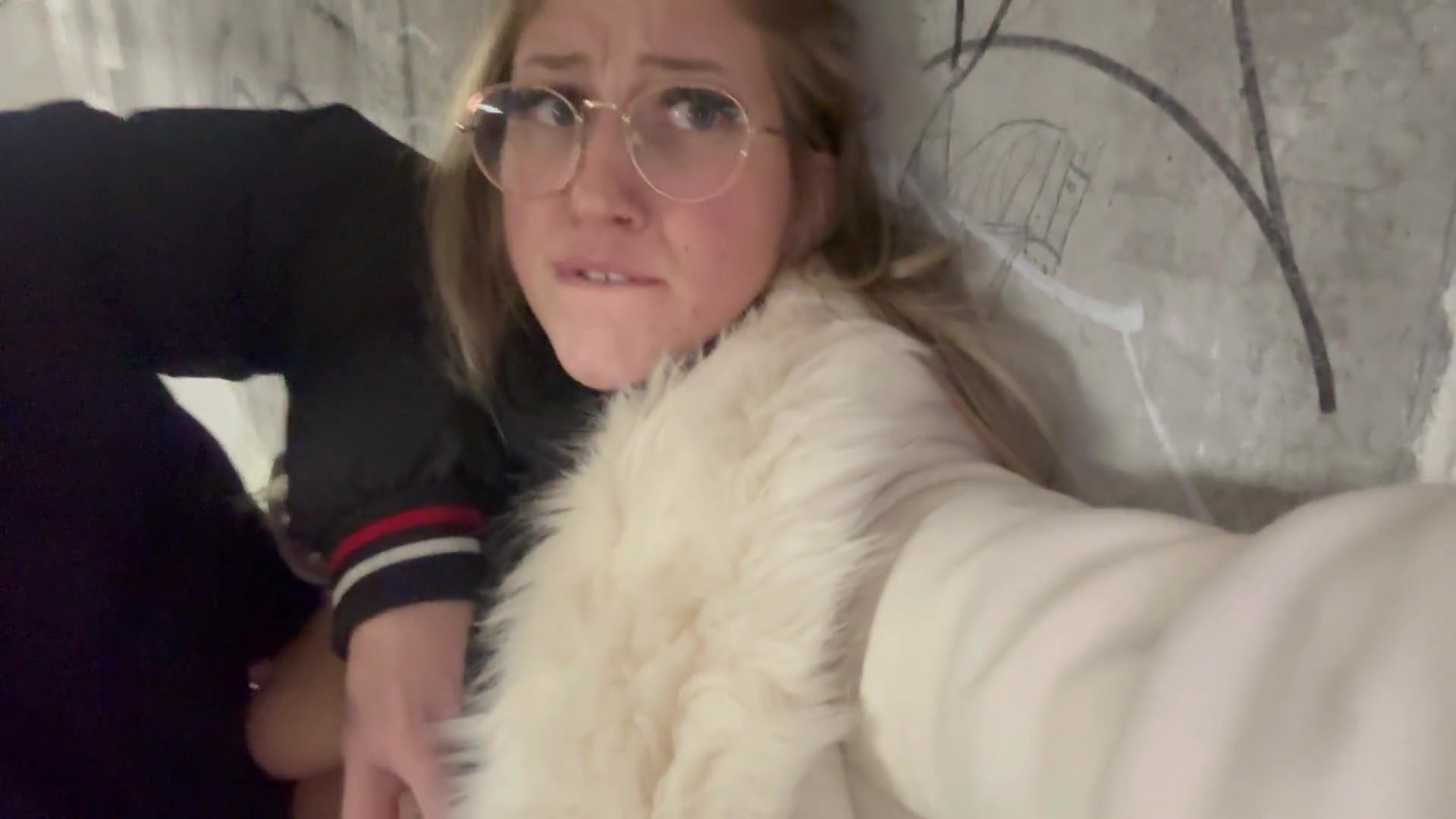 Junge Amateurin in der Tiefgarage gefingert