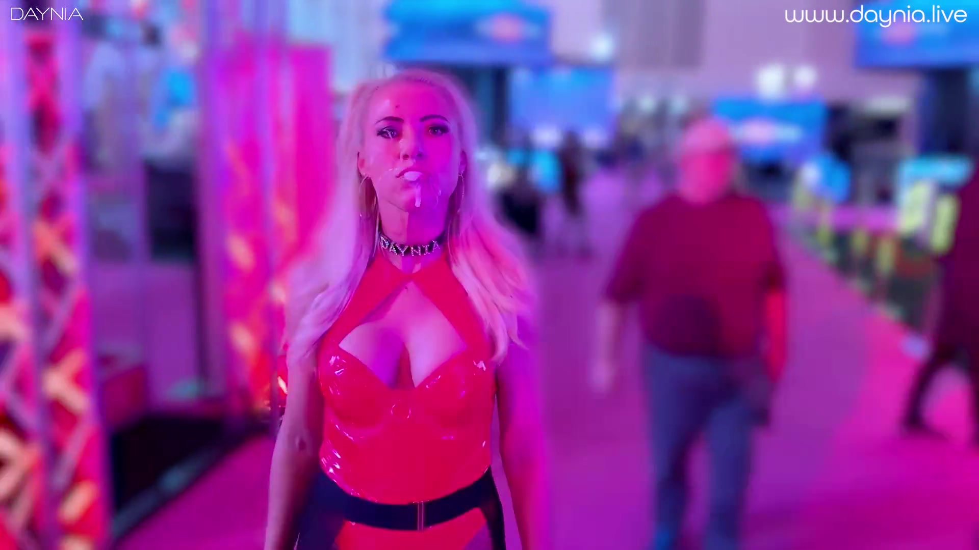 Daynia an der Venus in Berlin gefickt und vollgespritzt
