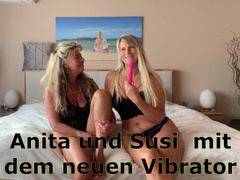 Sexy Susi NRW und Freundin Anita spielen mit den Vibratoren
