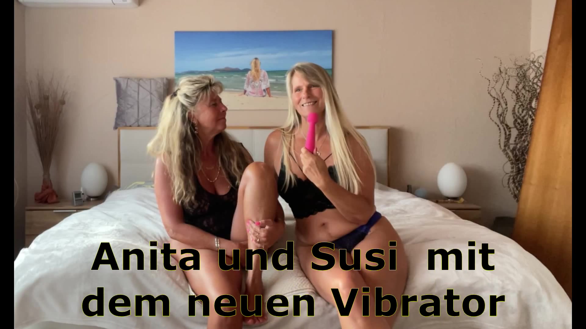 Sexy Susi NRW und Freundin Anita spielen mit den Vibratoren