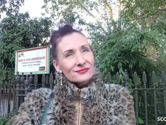 German Scout verführt Englische Mature Lady zum Casting Sex