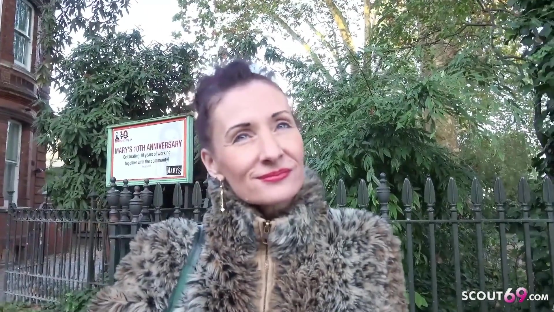 German Scout verführt Englische Mature Lady zum Casting Sex