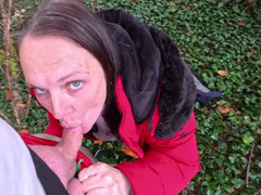 Hausfrau Saskia beim Schwanz Blasen im Freien