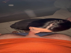 Deutsche Hotwife beim Blowjob ohne Hände im Wohnzimmer