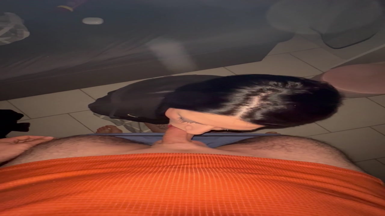 Deutsche Hotwife beim Blowjob ohne Hände im Wohnzimmer