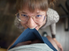 Deutsche Studentin pflegt sich ihr Gesicht mit Sperma