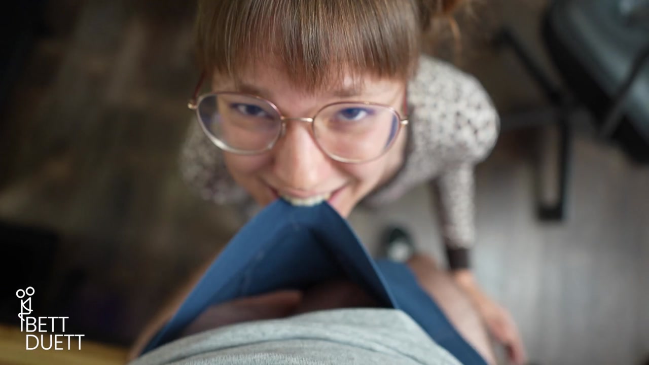 Deutsche Studentin pflegt sich ihr Gesicht mit Sperma