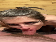 Deepthroat Hure Julia - Devoter Amateur Blowjob im Wohnzimmmer