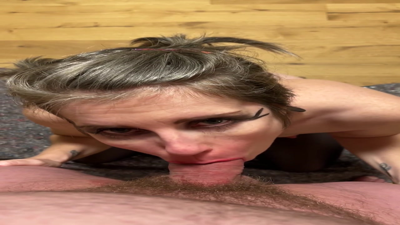 Deepthroat Hure Julia - Devoter Amateur Blowjob im Wohnzimmmer